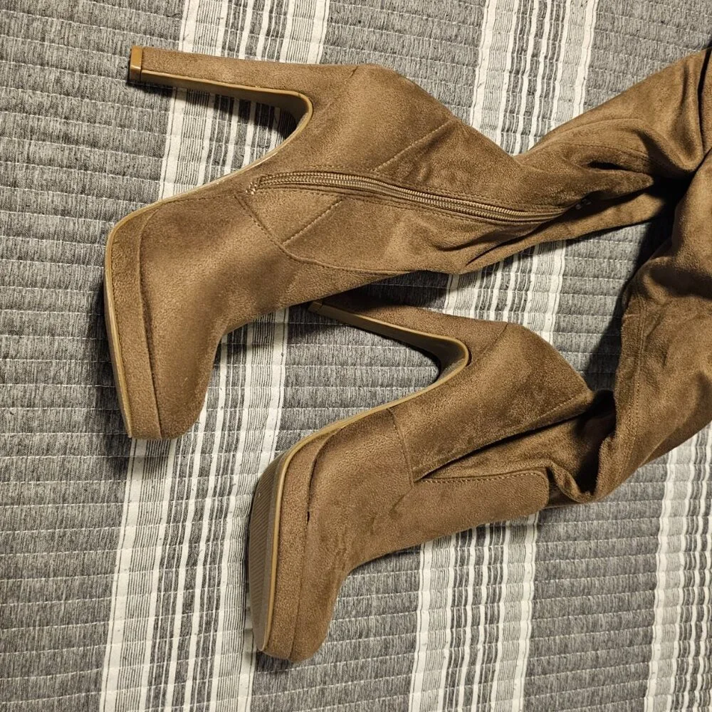 CHARLOTTE RUSSE LIGHT BROWN KNEE HIGH BOOTS SIZE 8